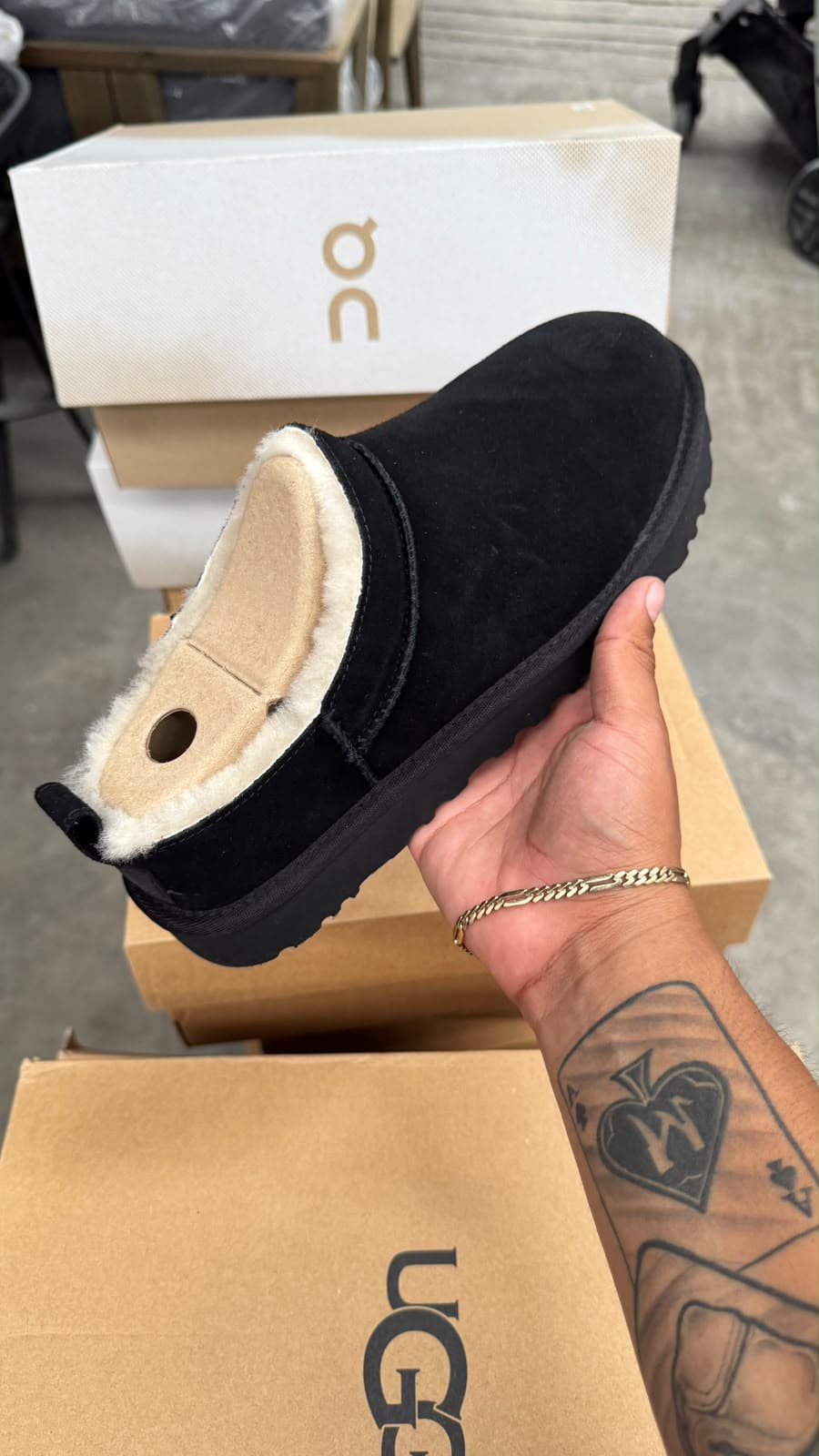 Pantufla UGG negra con forro de borrego